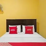 Oyo 92485 Hotel Family